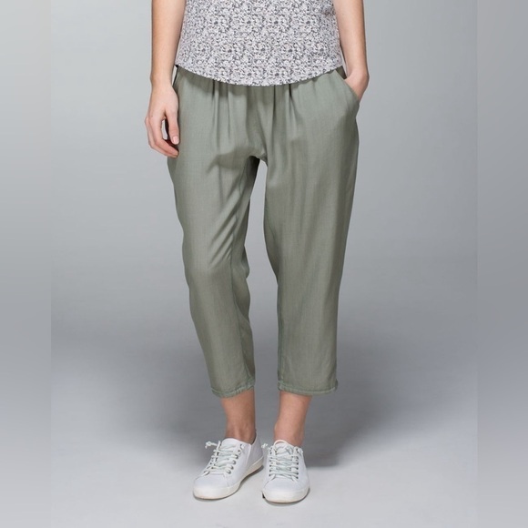 Lululemon Post  Power Crop
Earl Grey / Heathered Earl Grey - Picture 2 of 10